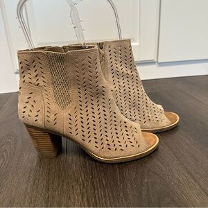 Toms,women’s size 7, Peep-Toe Ankle Boots,suede-like,tan,heel,work,festival